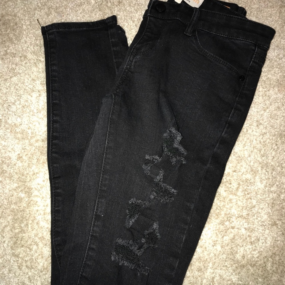 💛SOLD💛Black Distressed Skinnies